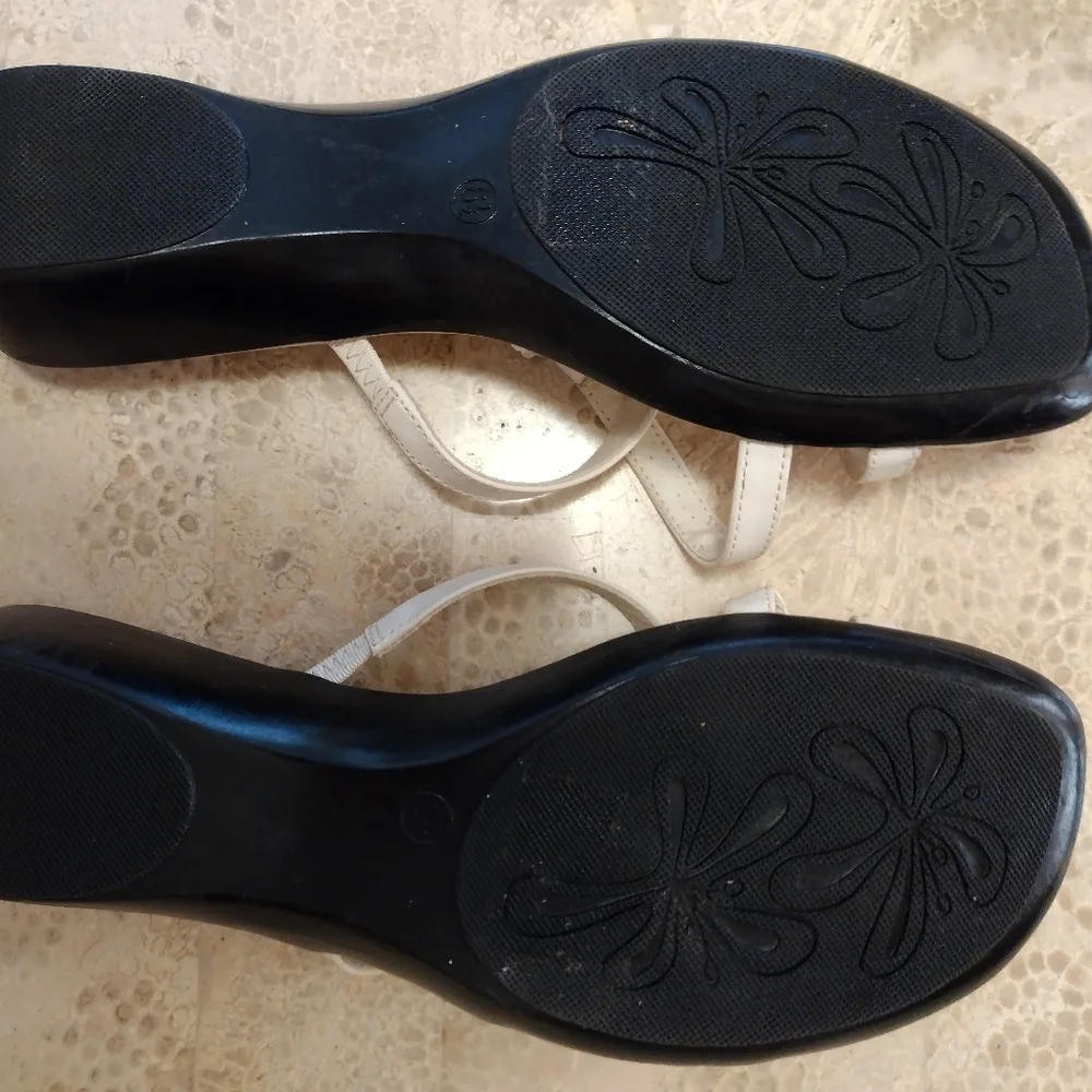 Palms sandals white size 6 1/2. Heart medallion.  Toe loop. Slip on - Picture 5 of 6